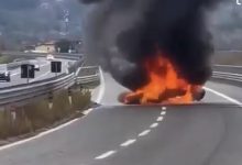 Lamborghini lanciata a 300 all’ora lungo l’A16, indagini in corso