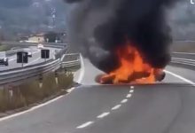 Lamborghini lanciata a 300 all’ora lungo l’A16, indagini in corso