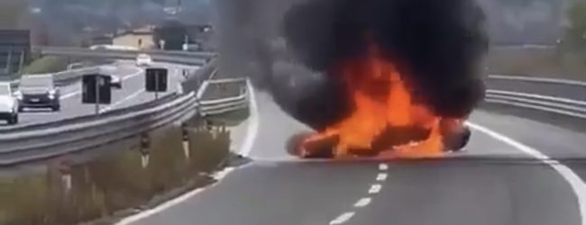 Lamborghini lanciata a 300 all’ora lungo l’A16, indagini in corso