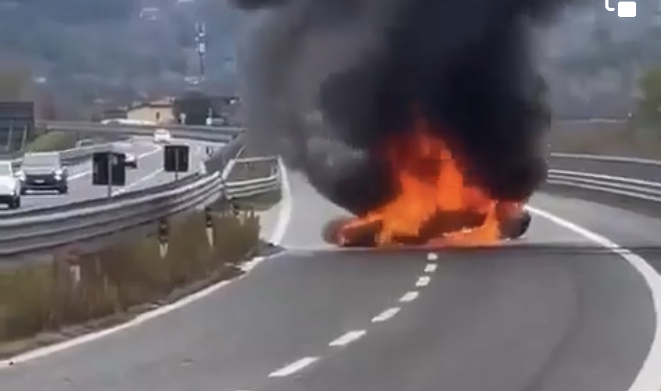 Lamborghini lanciata a 300 all’ora lungo l’A16, indagini in corso