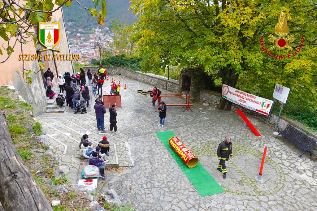 Monteforte Irpino| Bimbi spengono il fuoco, grande successo per Pompieropoli