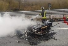 A16, auto finisce contro il guard rail e prende fuoco: 2 i feriti