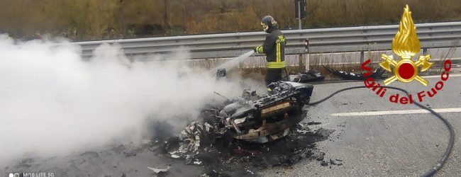 A16, auto finisce contro il guard rail e prende fuoco: 2 i feriti
