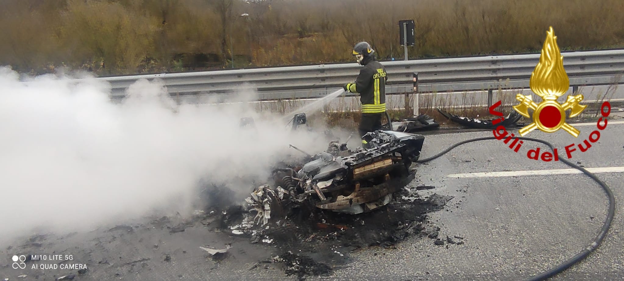 A16, auto finisce contro il guard rail e prende fuoco: 2 i feriti