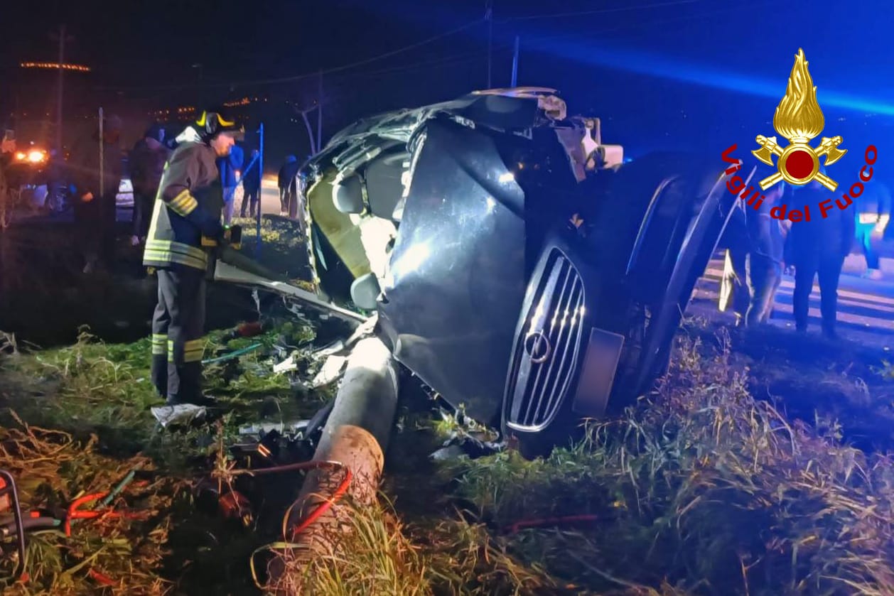 Frigento| Auto sbanda e si ribalta, gravi un uomo e un ragazzo