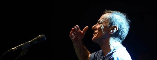 Avellino| Canti, immagini, monologhi… domenica al teatro “Gesualdo” sbarca “L’Infinito Tour” di Roberto Vecchioni