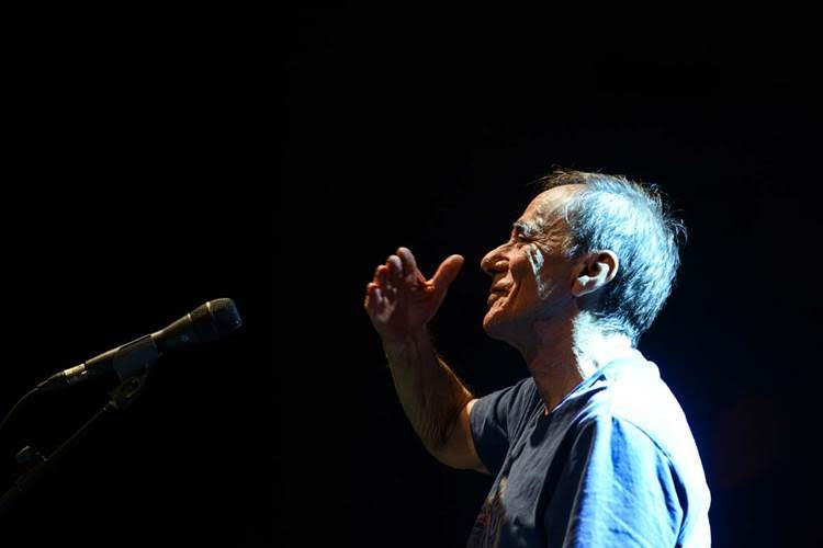 Avellino| Canti, immagini, monologhi… domenica al teatro “Gesualdo” sbarca “L’Infinito Tour” di Roberto Vecchioni