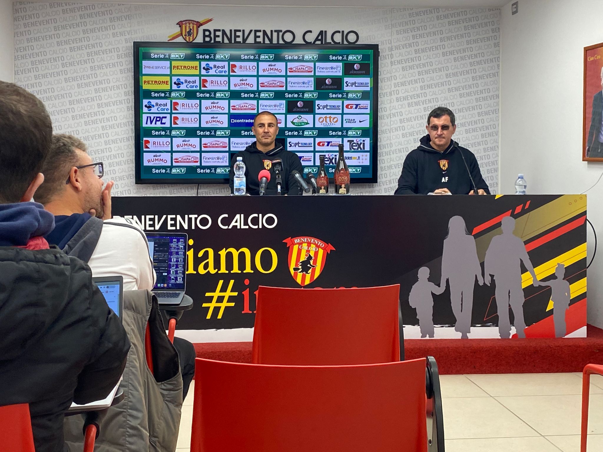 Benevento, Cannavaro: “Nelle difficoltà si vedono gli uomini. Stringiamo i denti fino a domani, la sosta ci aiuterà”