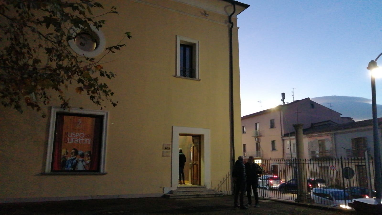 Danza preferita ai burattini, la protesta ironica di Angelo Miraglia