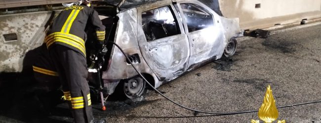 Lacedonia| Auto sbatte contro le barriere sull’A16 e prende fuoco, ferite due persone
