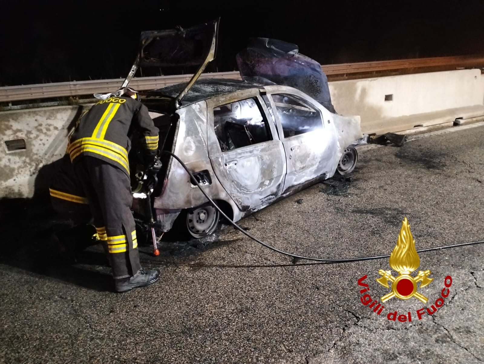 Lacedonia| Auto sbatte contro le barriere sull’A16 e prende fuoco, ferite due persone
