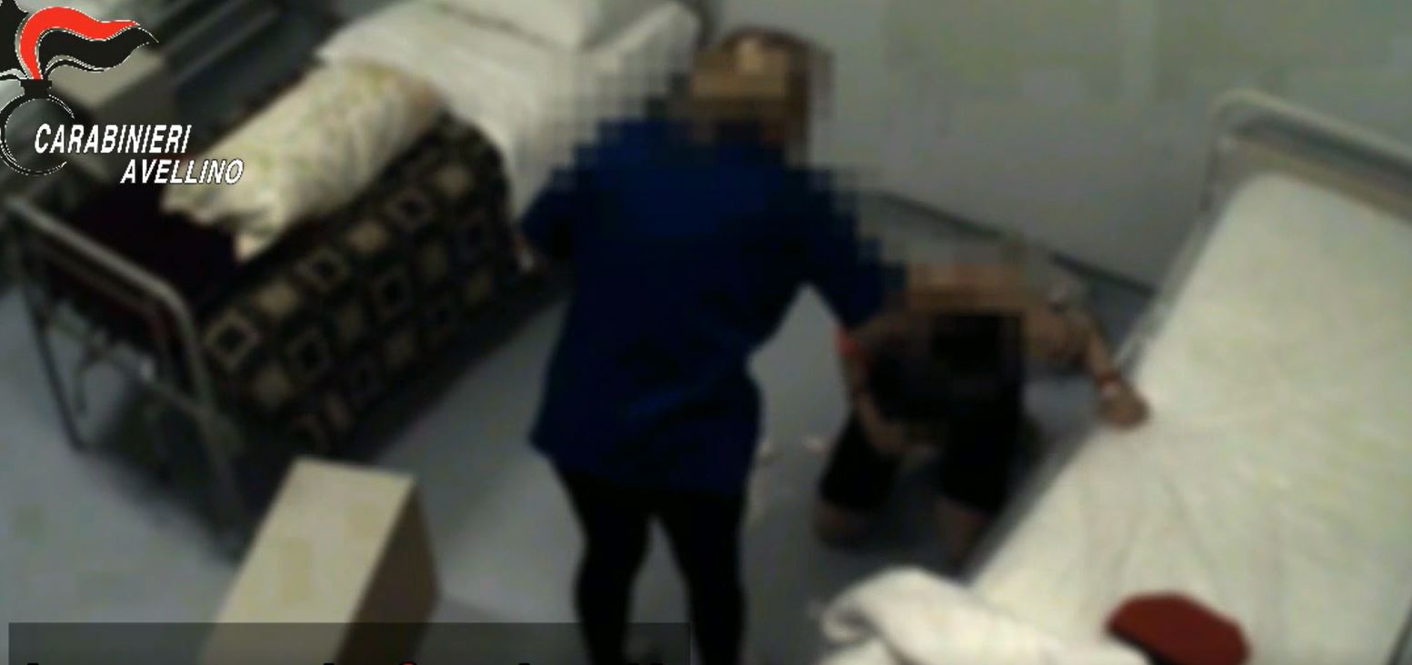 Cervinara: calci e schiaffi a disabile, operatrice Rsa ai domiciliari