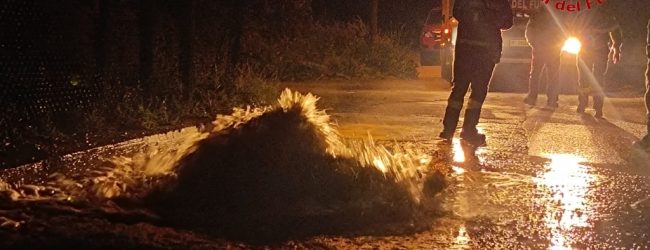 Melito Irpino| Scoppia una condotta adduttrice e si alza una colonna d’acqua, disagi e allagamenti
