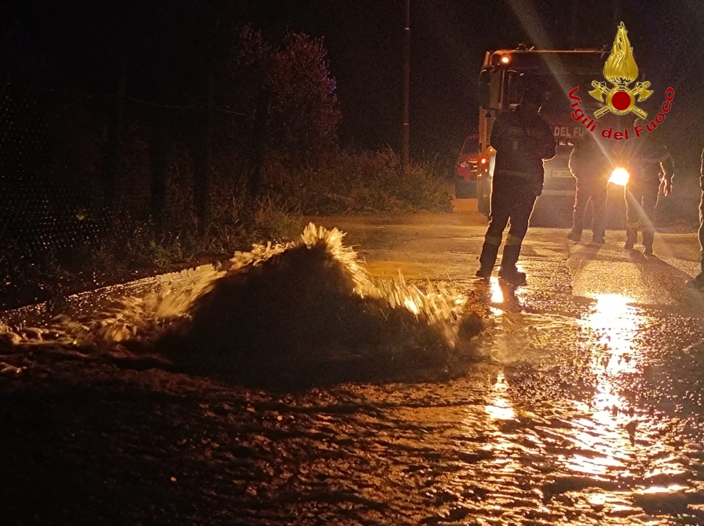 Melito Irpino| Scoppia una condotta adduttrice e si alza una colonna d’acqua, disagi e allagamenti