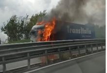 Autoarticolato in fiamme, salvo il conducente