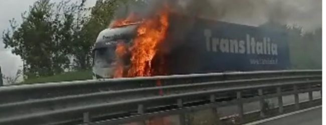 Autoarticolato in fiamme, salvo il conducente