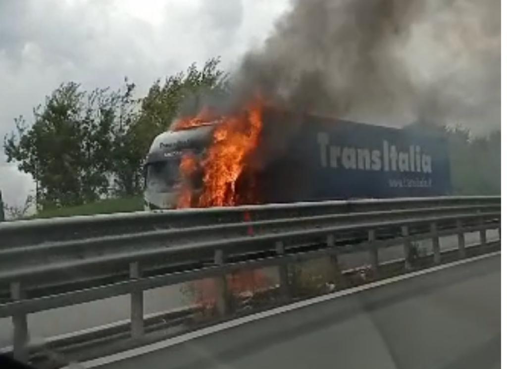 Autoarticolato in fiamme, salvo il conducente
