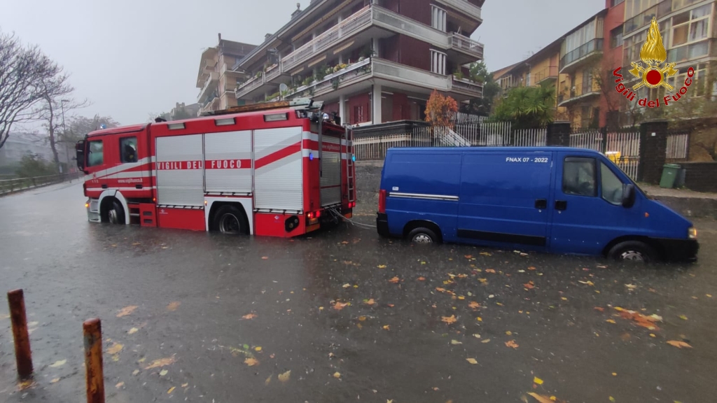 Maltempo| Irpinia in ginocchio tra frane, tetti divelti, allagamenti, infiltrazioni e alberi caduti