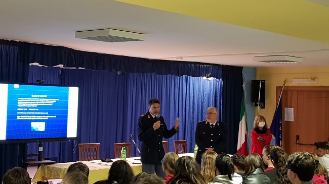 Bullismo e Cyberbullismo, la Polizia Postale incontra gli studenti dell’Ispar “Le Streghe”