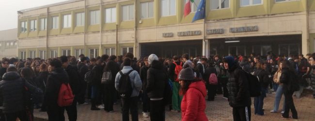 Calcinacci in aula, sit-in degli studenti del Liceo Rummo di Benevento