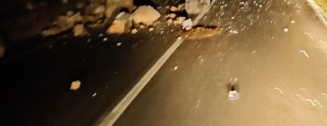 Montefalcone di Val Fortore, massi sulla SP 45: il sindaco invita alla massima prudenza