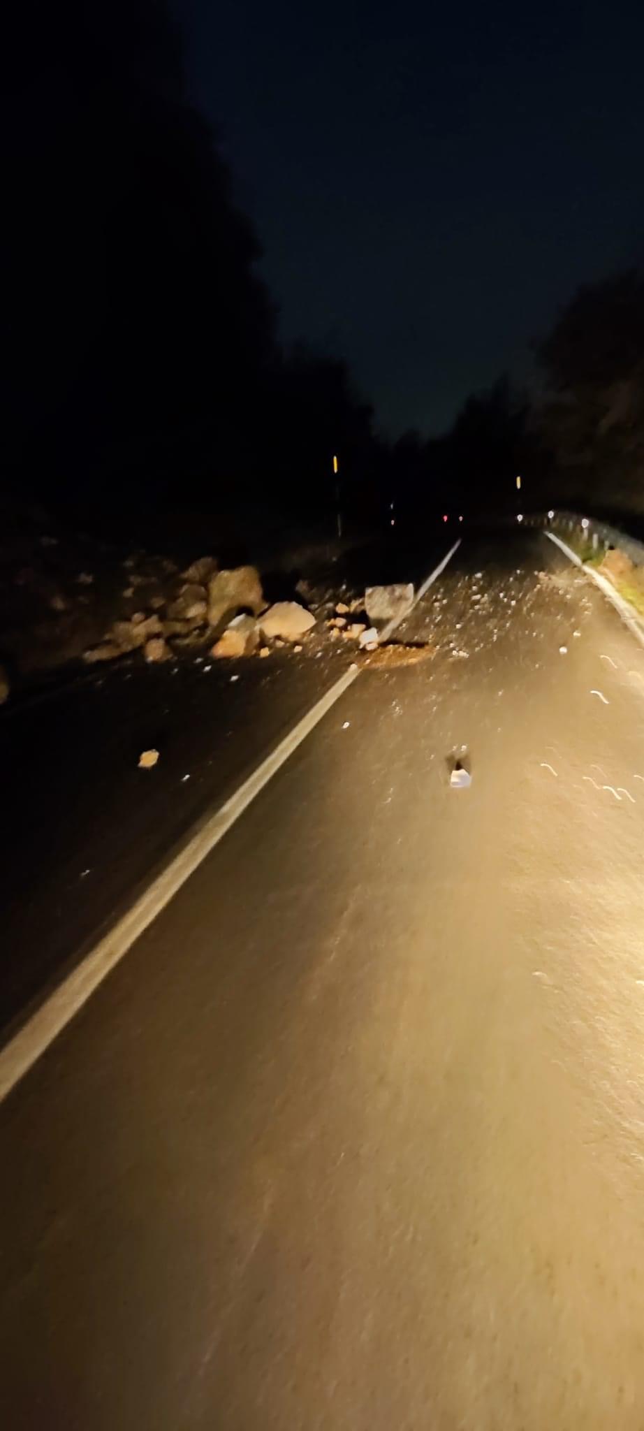 Montefalcone di Val Fortore, massi sulla SP 45: il sindaco invita alla massima prudenza