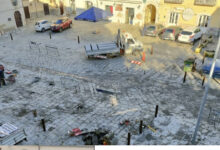 Piazza Piano di Corte, il Comitato: “Enormi paletti creano disagi e pericolo”