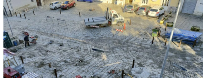Piazza Piano di Corte, il Comitato: “Enormi paletti creano disagi e pericolo”