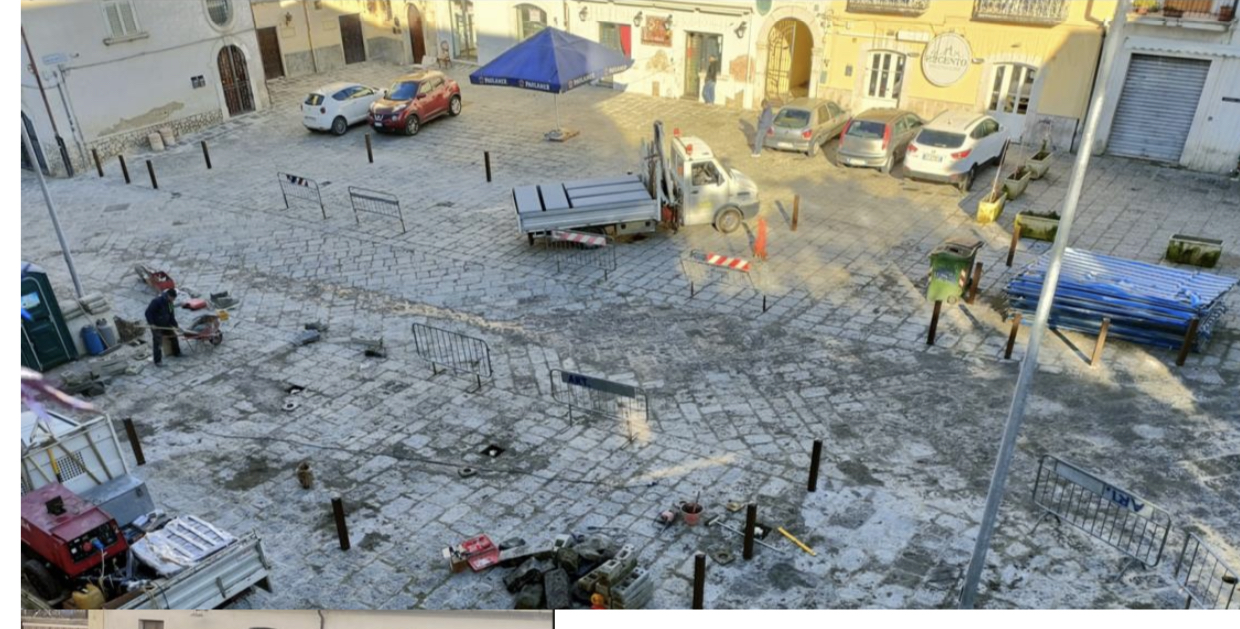 Piazza Piano di Corte, il Comitato: “Enormi paletti creano disagi e pericolo”