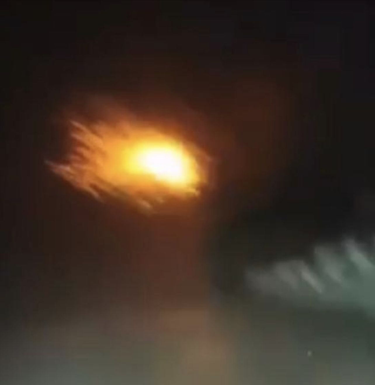 Fulmine cade a Reino, il momento ripreso da un cellulare