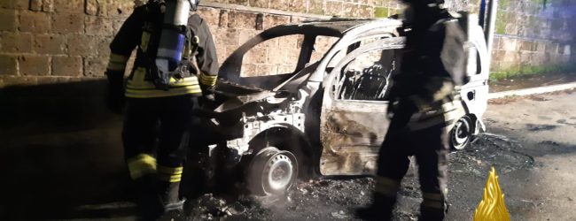 Solofra| Auto parcheggiata in fiamme nella notte, s’indaga