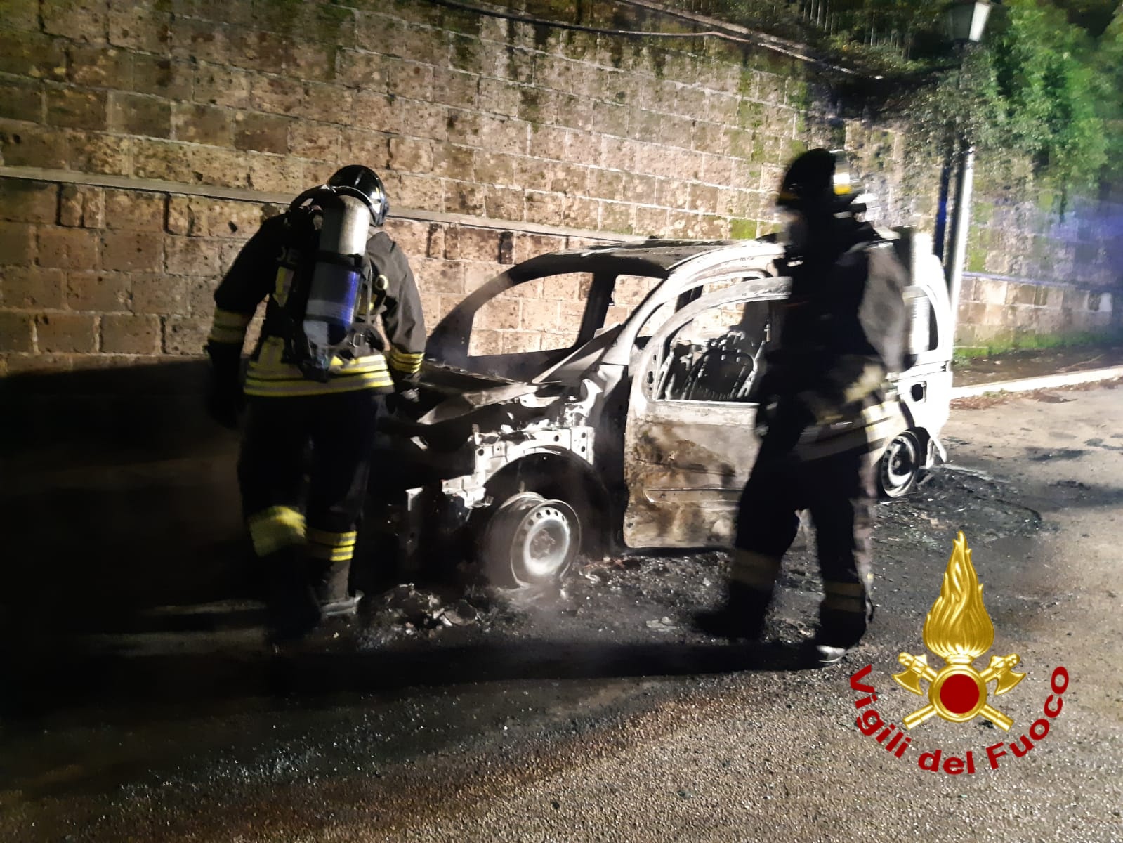 Solofra| Auto parcheggiata in fiamme nella notte, s’indaga