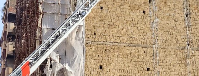 Avellino| Lamiere pericolanti da Palazzo Trevisani, intervengono i pompieri