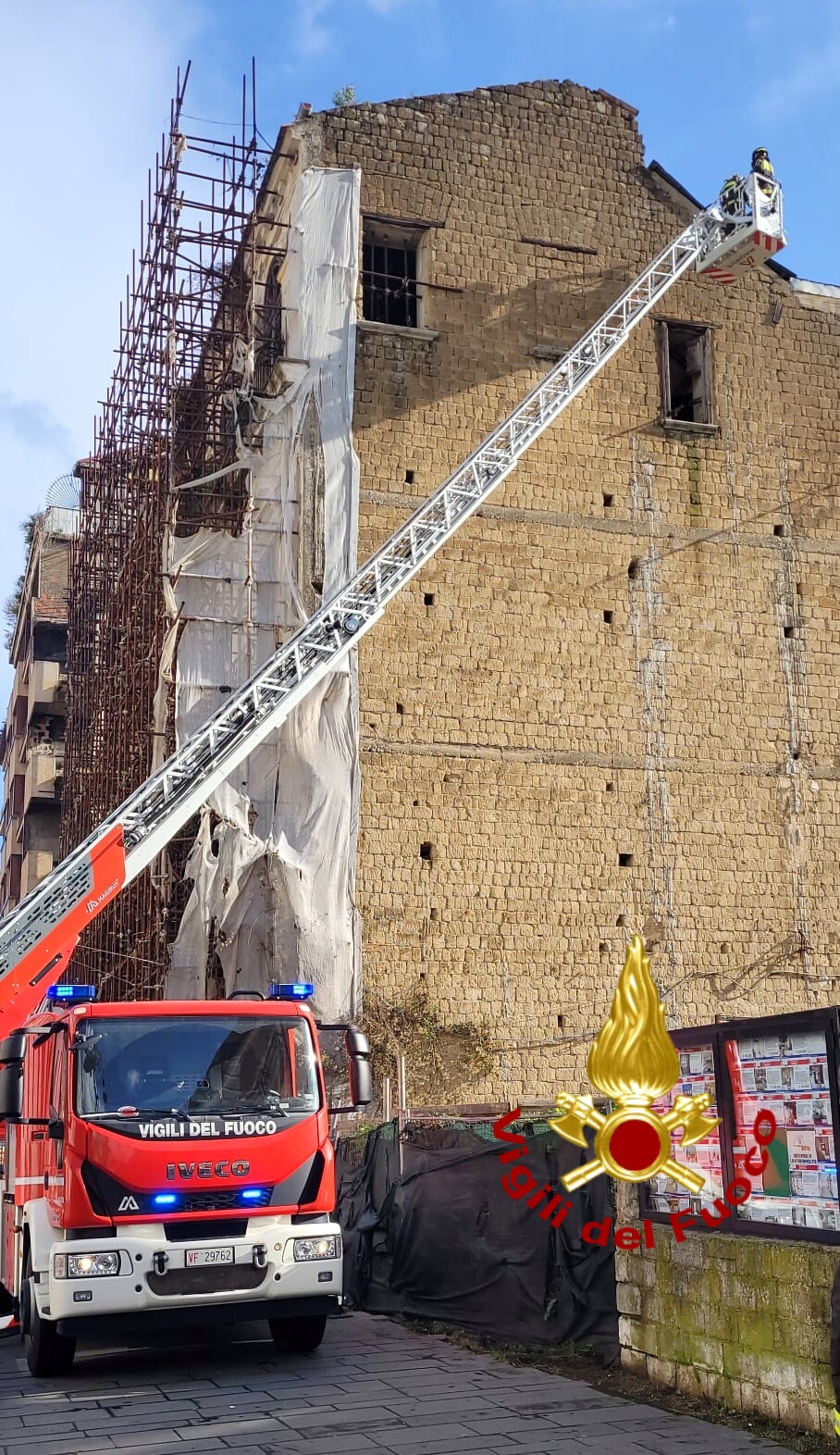 Avellino| Lamiere pericolanti da Palazzo Trevisani, intervengono i pompieri