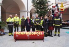 Avellino| Lalbero di Natale della Prefettura addobbato da scolari e pompieri