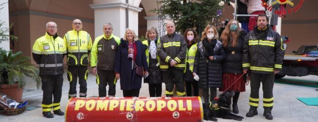 Avellino| Lalbero di Natale della Prefettura addobbato da scolari e pompieri