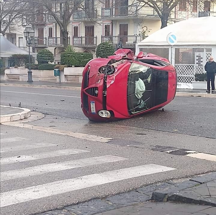 San Giorgio del Sannio/Auto si ribalta sul viale Spinelli, conducente illeso