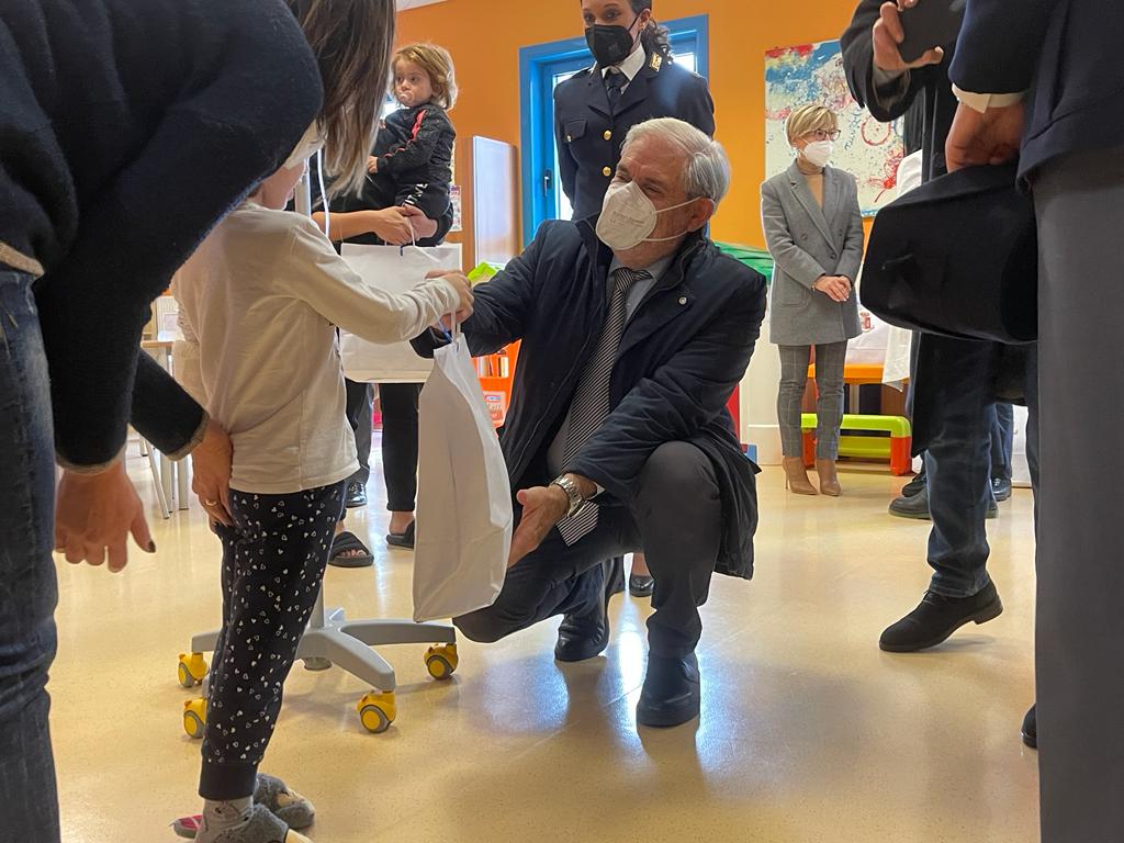 Avellino| Moscati, il questore Terrazzi porta regali ai piccoli pazienti del reparto di Pediatria