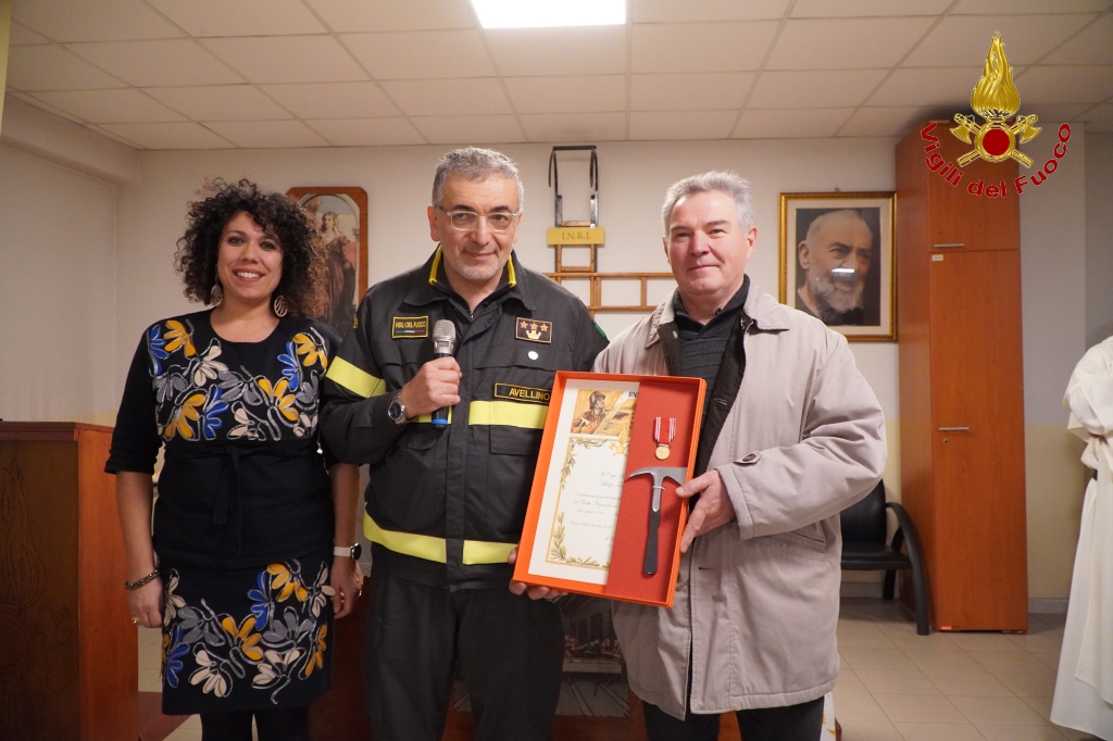 Avellino| Vigili del Fuoco, il comandante Bellizzi consegna le benemerenze