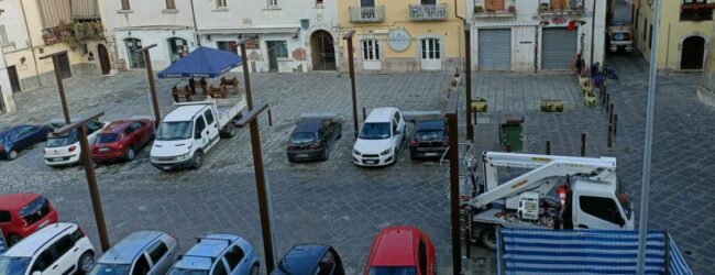 Ambulanza tra i vicoli, infuriano le polemiche