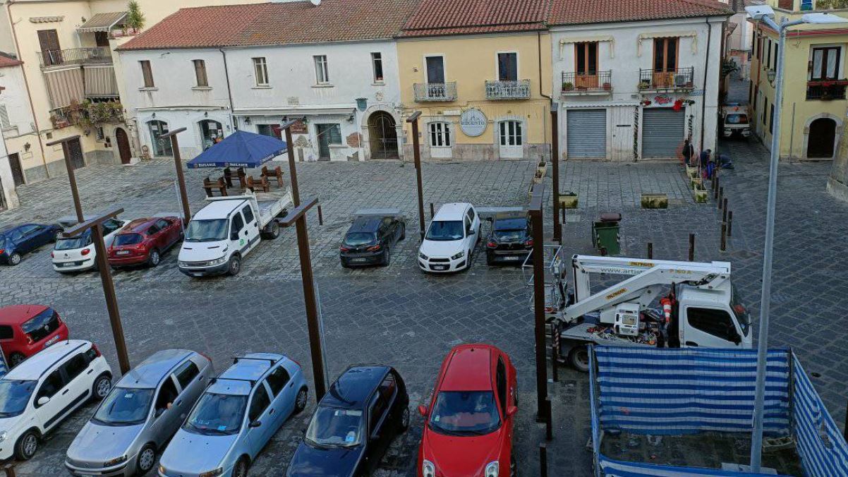 Ambulanza tra i vicoli, infuriano le polemiche