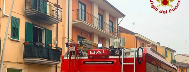 Lioni| Incendio in un’abitazione, coppia con figlio si rifugia al terzo piano per scampare alle fiamme