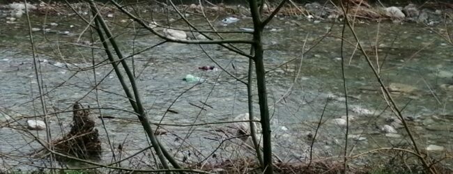 Frammenti di plastica e bottiglie finiscono nelle acque del Reinello