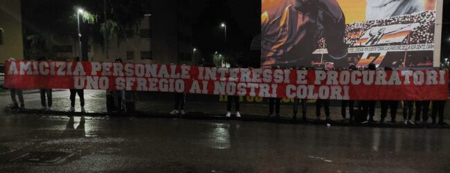 Benevento, la Curva Sud sciopera per 45 minuti: “Non è più tollerabile l’atteggiamento di una squadra che in campo non dà segnali di vita”