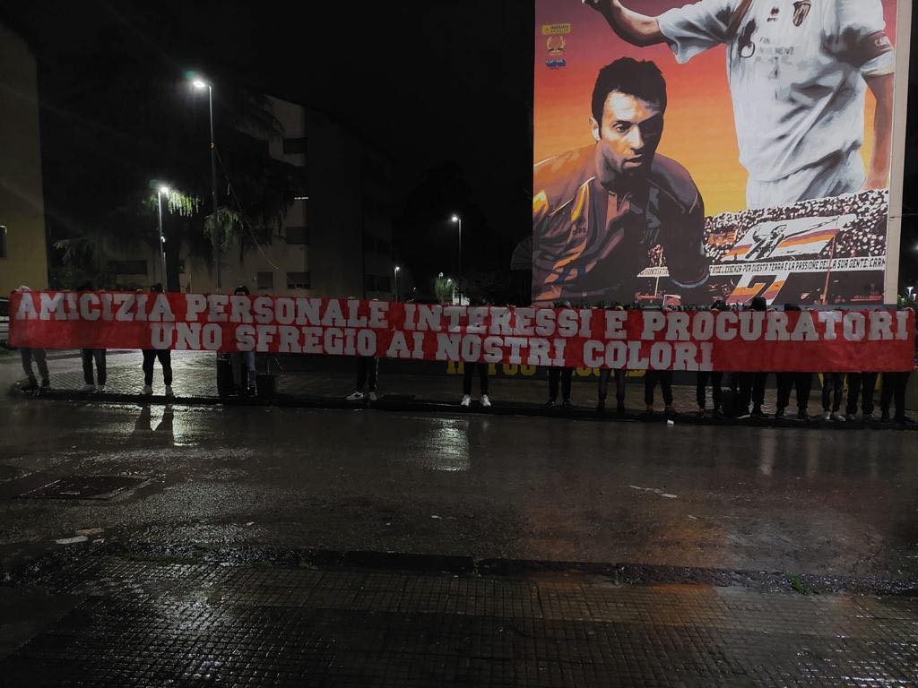 Benevento, la Curva Sud sciopera per 45 minuti: “Non è più tollerabile l’atteggiamento di una squadra che in campo non dà segnali di vita”