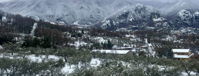Neve, scuole chiuse in diversi comuni dell’Irpinia e del Sannio. Fiocchi fino a 300 metri [FOTO]