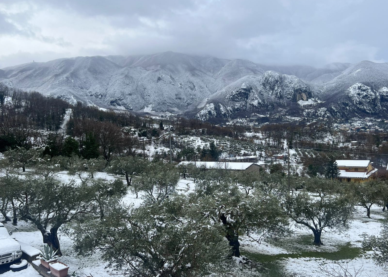 Neve, scuole chiuse in diversi comuni dell’Irpinia e del Sannio. Fiocchi fino a 300 metri [FOTO]