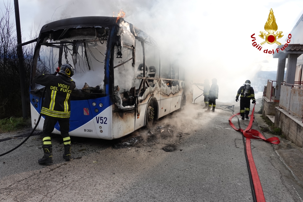 Autobus in fiamme Santa Paolina