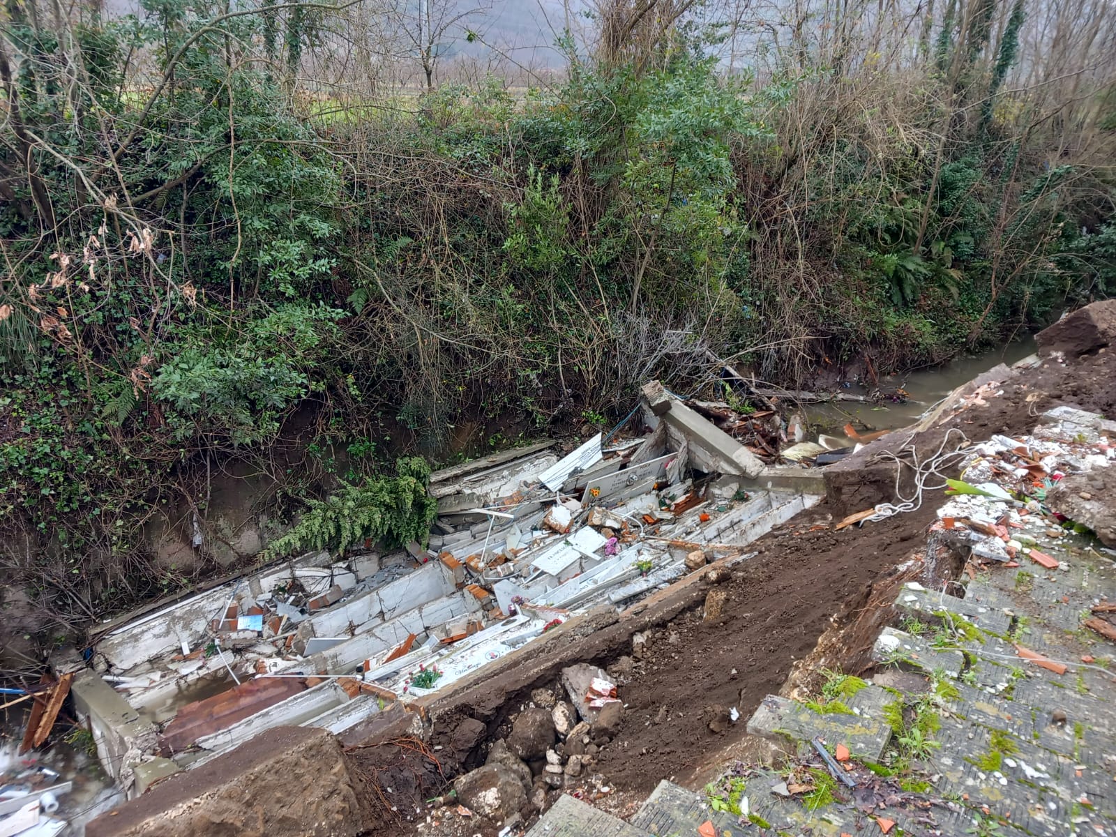 Crollo ala cimitero di Sant’Agata, rimossi blocchi di cemento per recuperare altri feretri