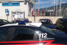Rapinano 6 studenti alla fermata dell’Eav, identificati i responsabili: 40enne in carcere, 45enne ai domiciliari